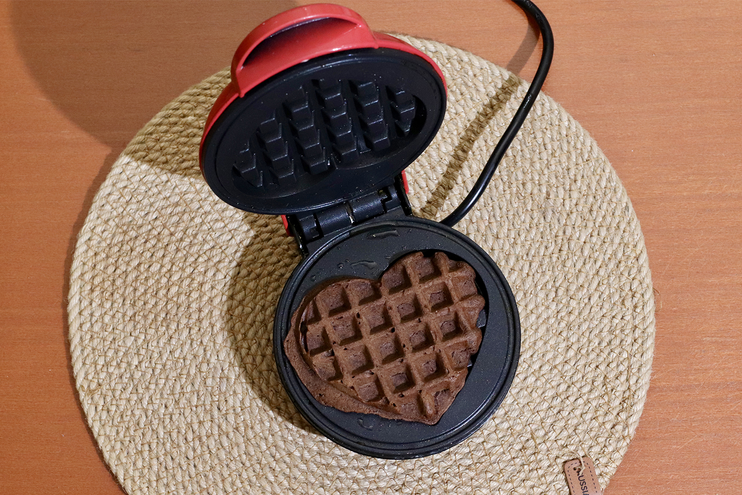 Шаг 4. Вафельницу хорошо разогрейте, смажьте подсолнечным маслом. Выложите столовую ложку теста, закройте вафельницу и готовьте около 3 минут. Не заполняйте вафельницу до краев — тесто может вытечь. Старайтесь не складывать готовые вафли друг на друга, иначе они размокнут и не будут хрустеть