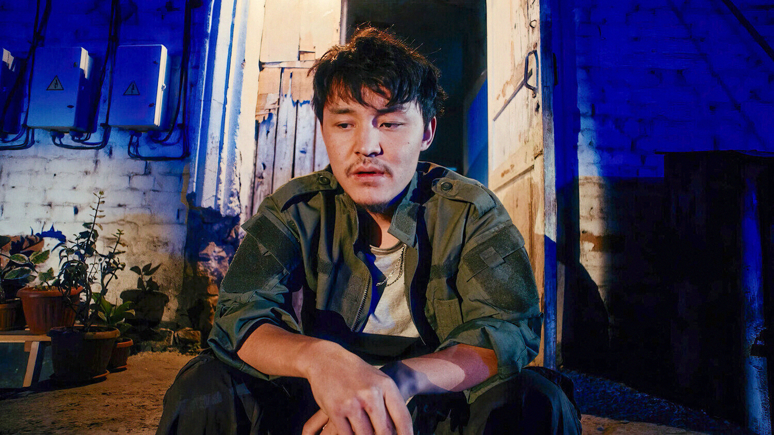 В сериале часто используют широкоугольные объективы и играют со светом