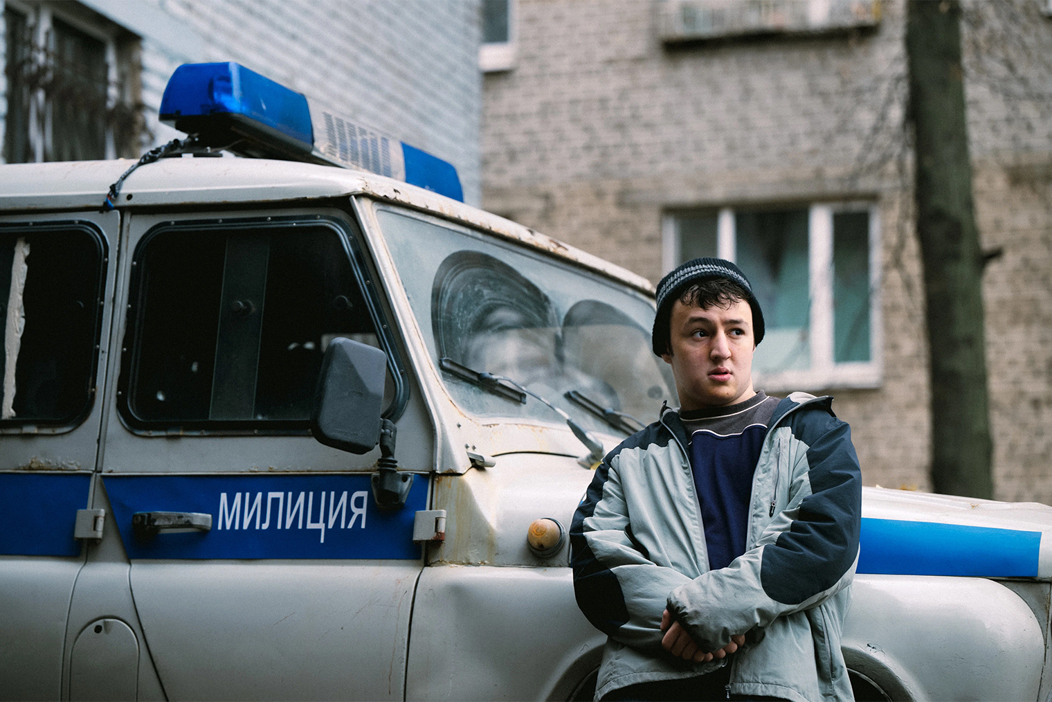 Даже по этому кадру трудно понять, где происходит действие: в 1990-х или 2000-х