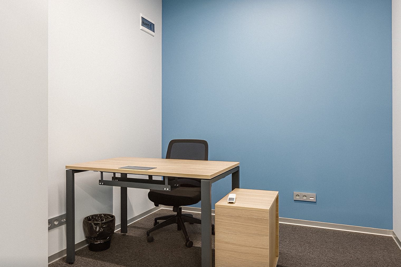 Есть небольшие кабинеты, если не любите работать в открытом помещении. Источник: pushkin-coworking.ru