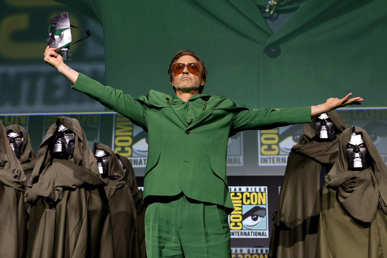 На SDCC Дауни-младший удивил фанатов своим появлением в маске Доктора Дума. Фотография: Jesse Grant / Getty Images for Disney