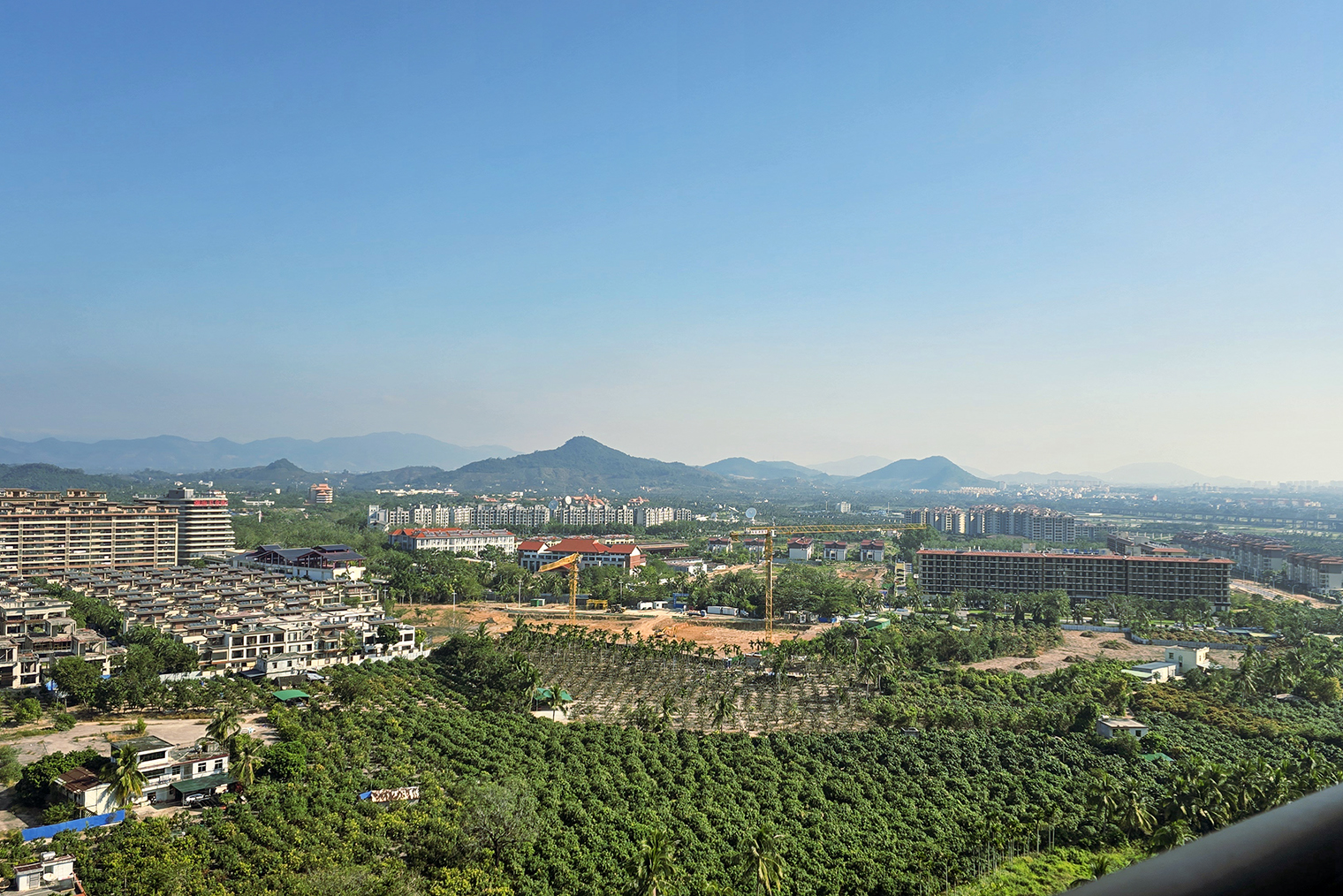 Смотрю на старые горы в форме китайских шляп, поросшие зеленью, укрытые туманной вуалью. Вдыхаю, забираю себе, наполняюсь с запасом. На неделю в зимней России хватит