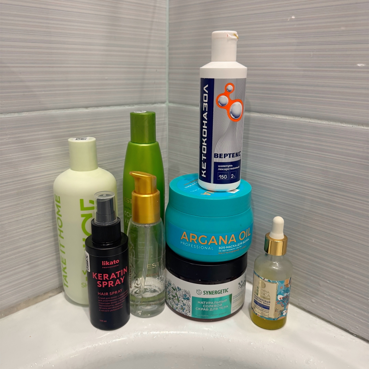 Уход для волос. Сверху — тот самый лечебный шампунь