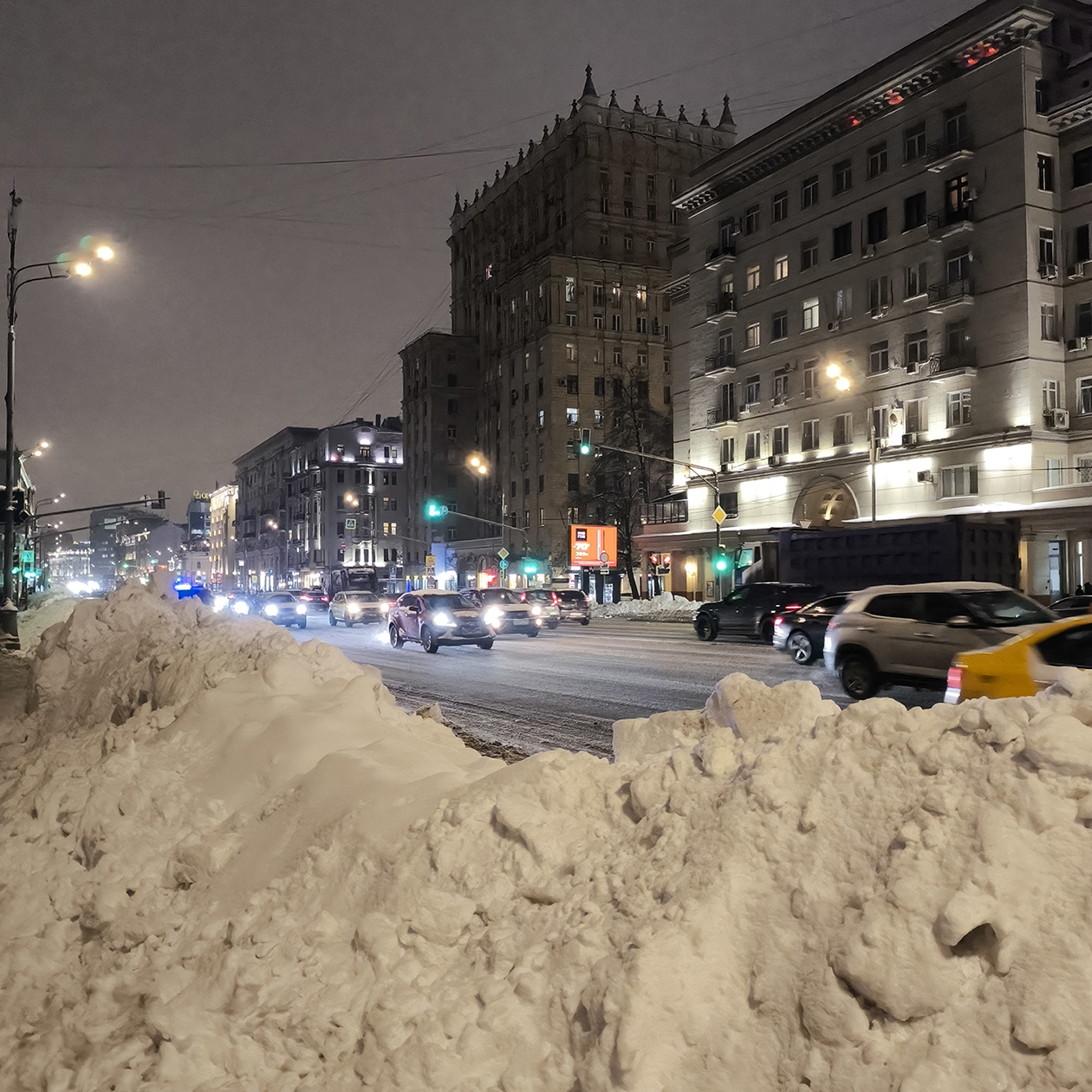 Сугробы на улицах Москвы