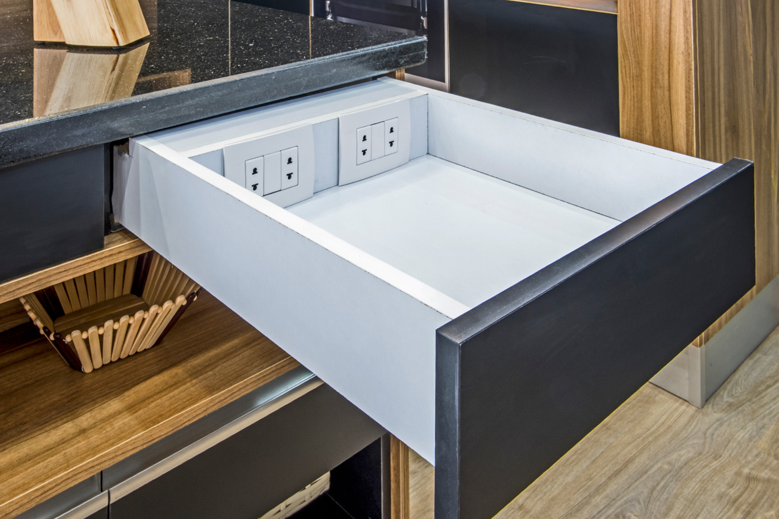 Для временного подключения техники можно использовать розетки в выдвижных панелях внутри шкафов. © Paul Vinten / Shutterstock / FOTODOM