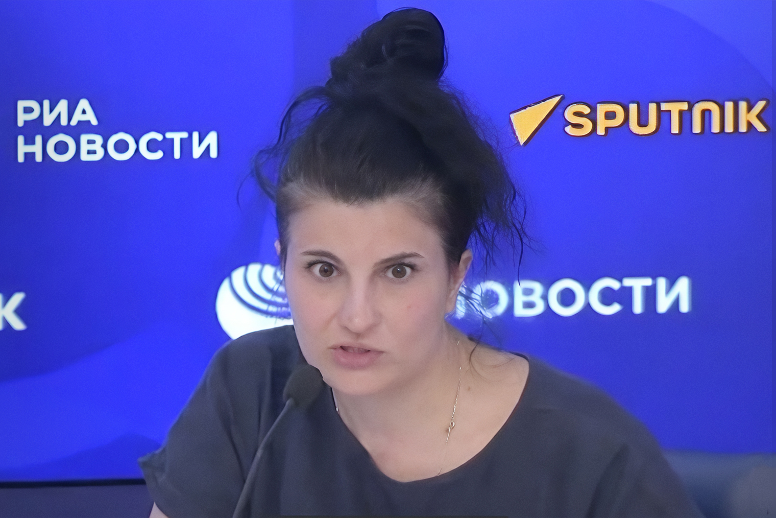 На выступлении в пресс-центре «РИА Новости». Рассказывала о проблеме лечения мигрени с точки зрения пациента