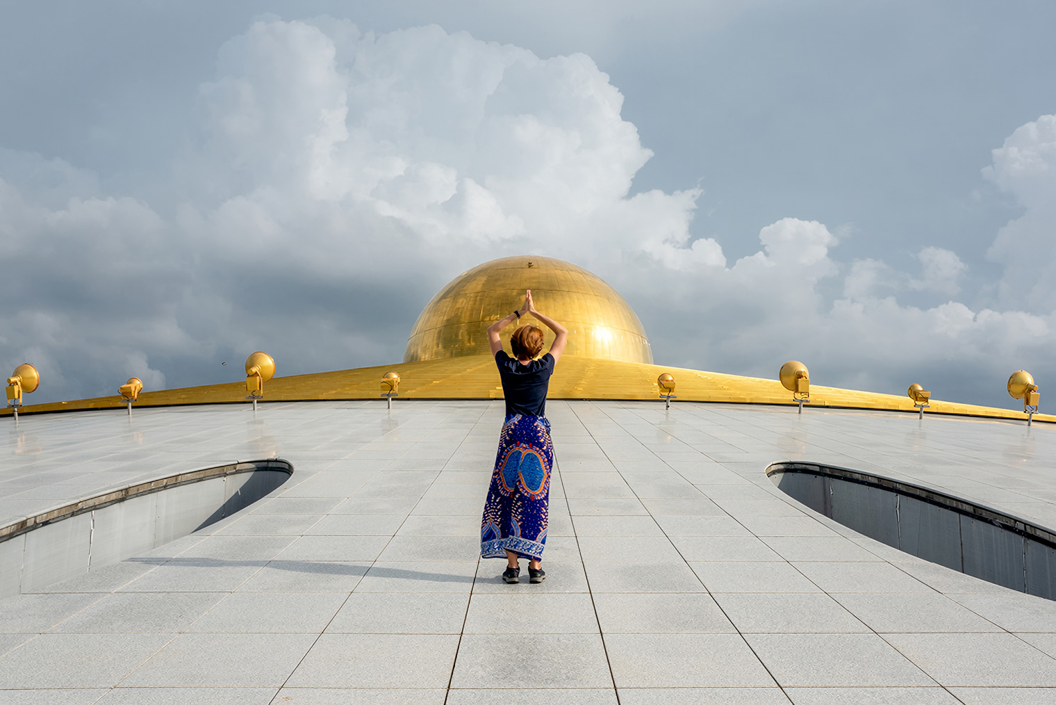 На территории есть еще одна золотая ступа поменьше. Там я спокойно гуляла, и никто не возражал