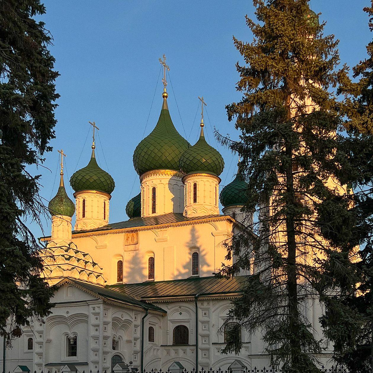 На закате церковь Ильи Пророка выглядит особенно красиво