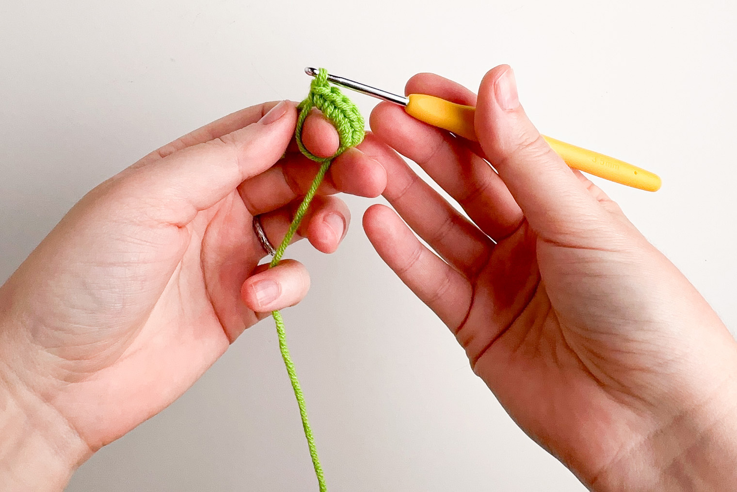 Ряд 1. 6 СБН, провязанные в кольцо амигуруми