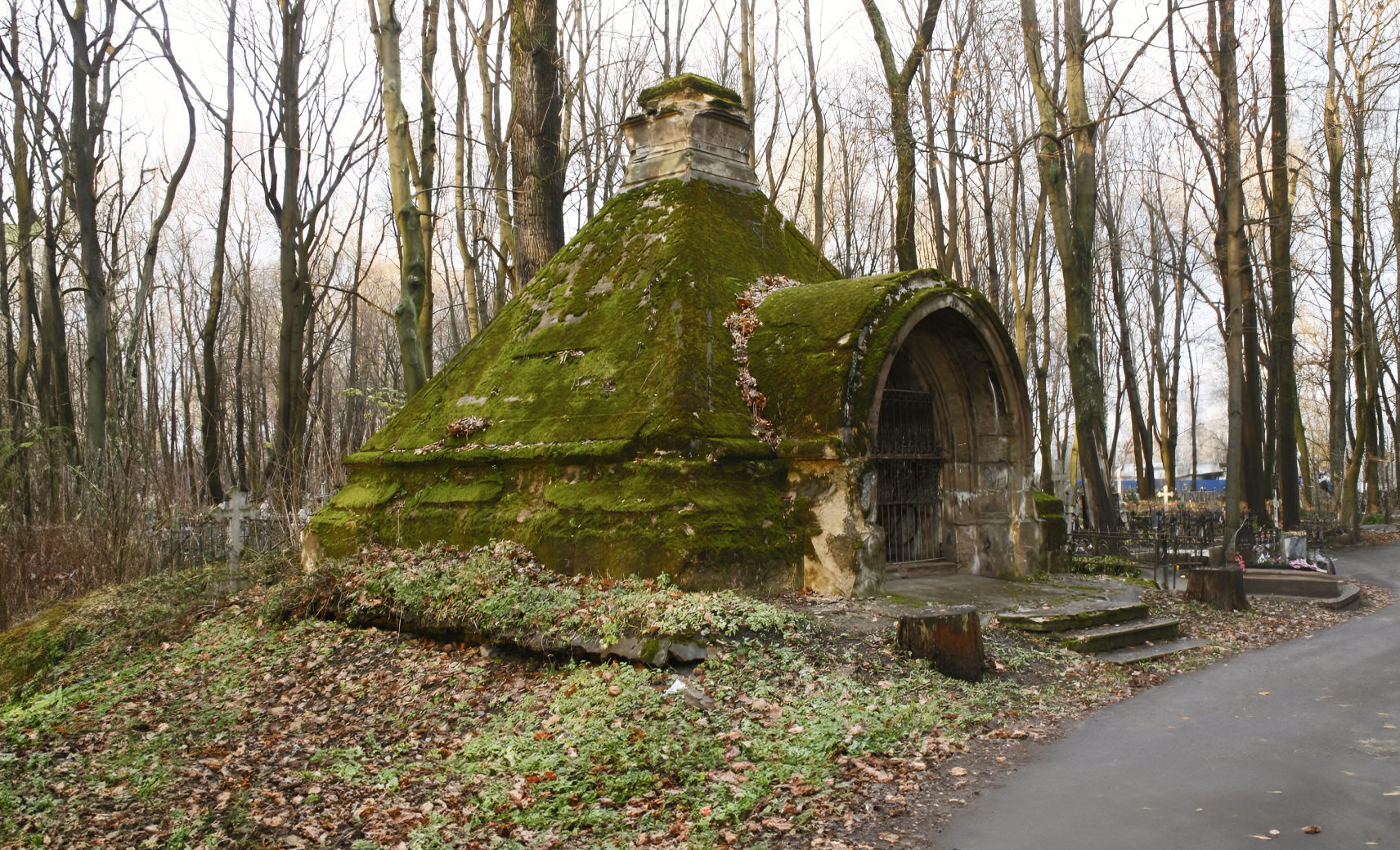 Пирамида на Волковском кладбище