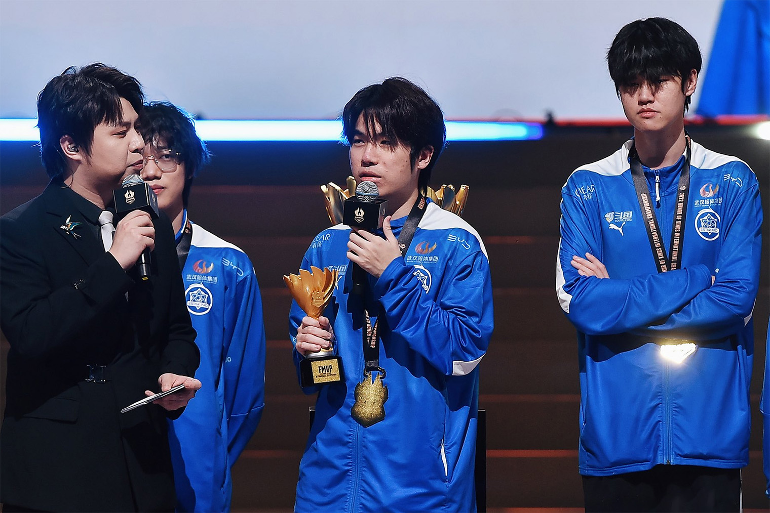 Луо Сиюань с наградой лучшему игроку финала после победы на чемпионате мира. Источник: HoK Global Esports
