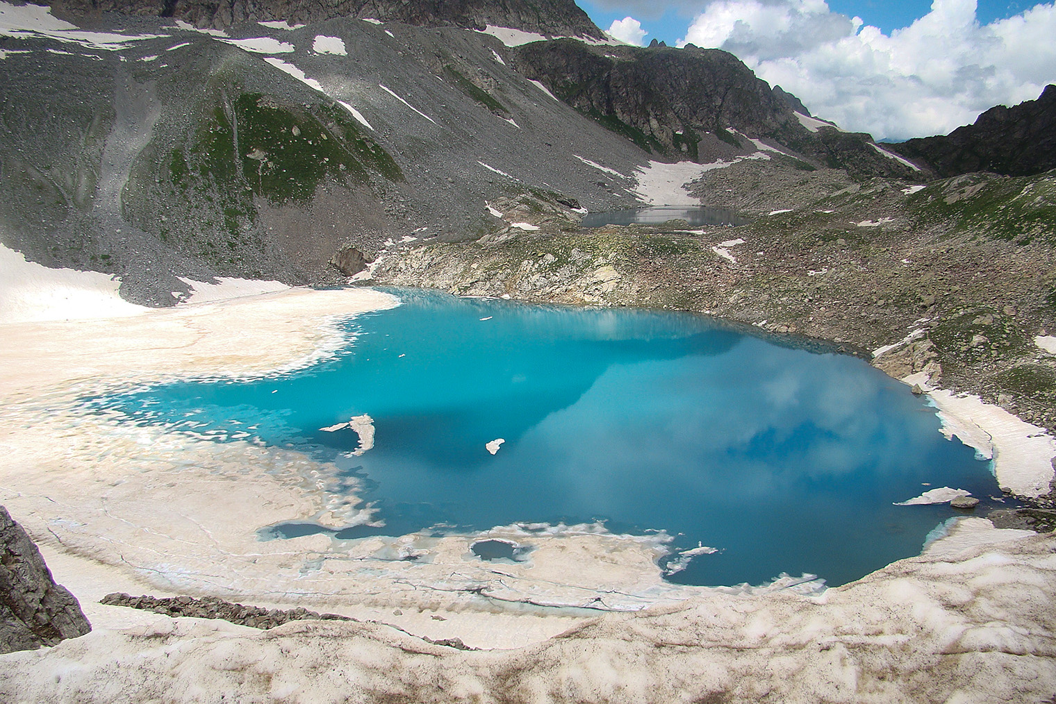 Вода в озерах всегда холодная, но некоторые туристы все равно там купаются. Фотография: Doublebn / Wikipedia