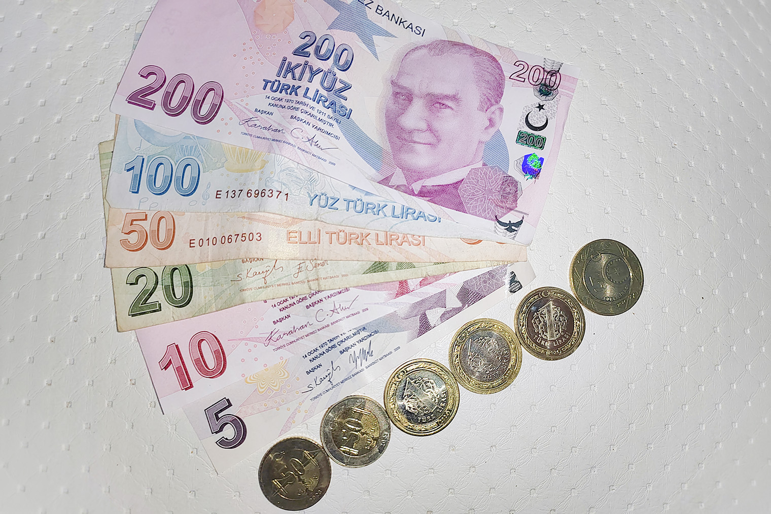 В Турции в ходу бумажные купюры номиналом от 5 до 200 лир. На них изображен Мустафа Кемаль Ататюрк, создавший современное турецкое государство после краха Османской империи в первой половине 20 века
