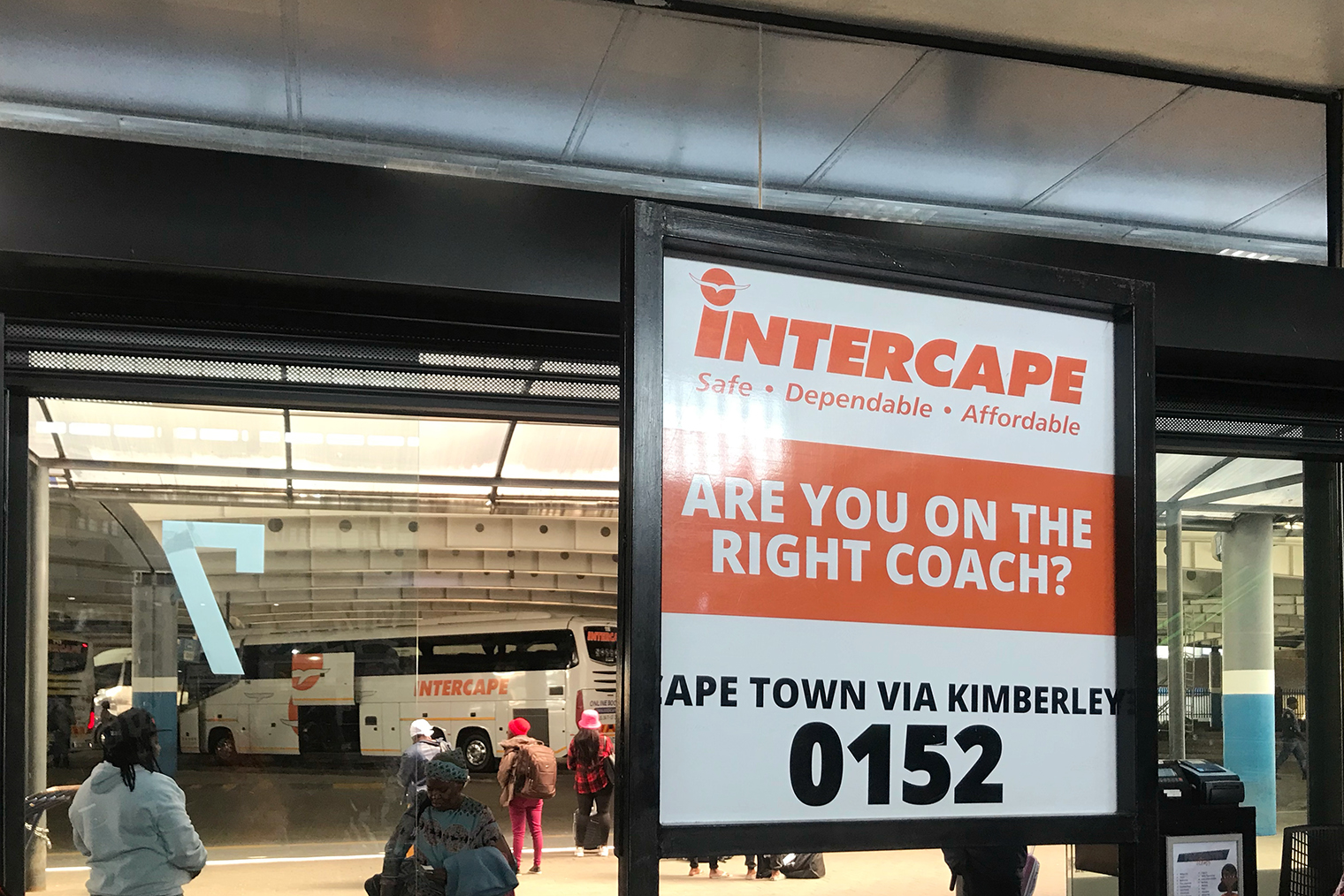 Место посадки в автобус. На табличке сказано, что он направляется в Кейптаун через Кимберли