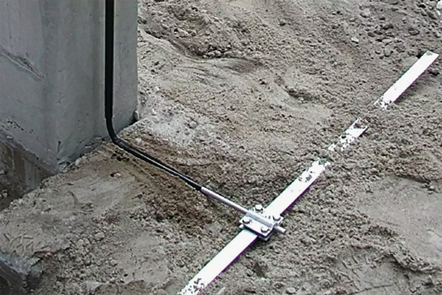 Здесь токоотвод переходит в контур заземления. © dehn.ae