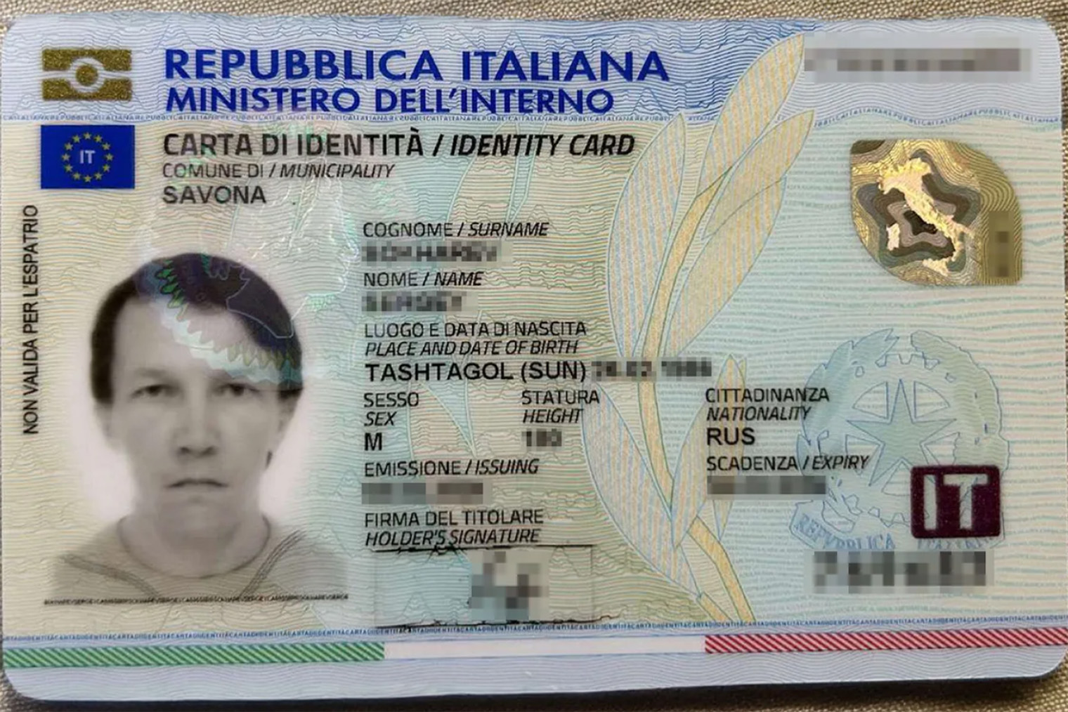 Так выглядит удостоверение личности в Италии. Называется Carta d’Identita