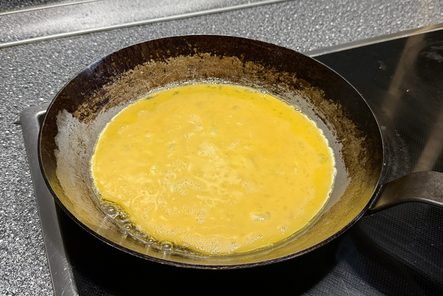 Обращайте внимание на края омлета: когда они схватятся, яйца можно начинать складывать