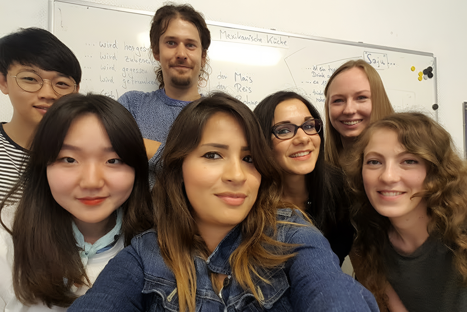 Моя первая группа в языковой школе. В ней учились студенты из Китая, Южной Кореи, Мексики, Беларуси и России. Позади — наш учитель-немец