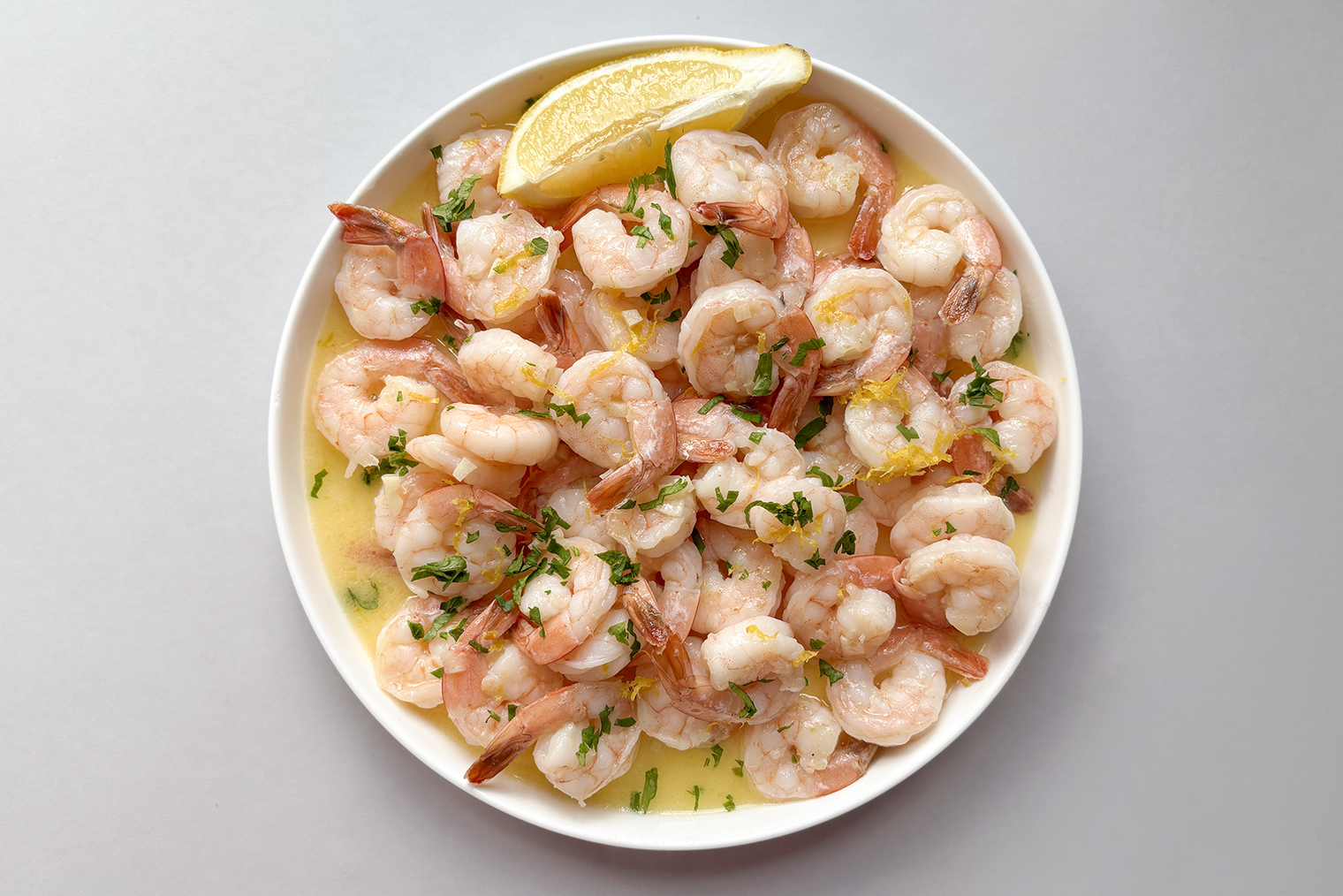 Готовые креветки с чесноком