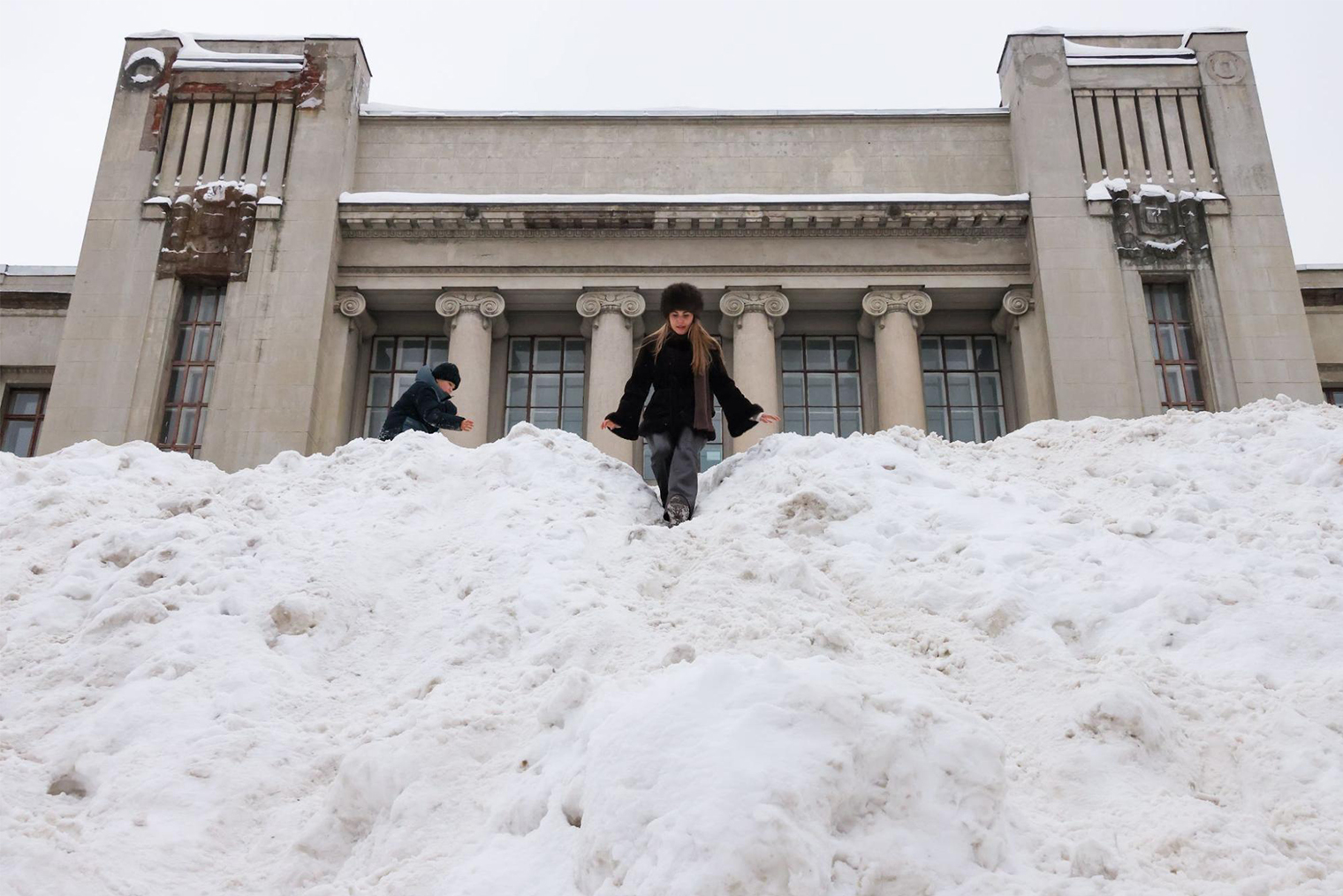 В прошлые годы дюну убирали перед оттепелью, чтобы на месте снежной горы не образовалось «сезонное озеро». © Сергей Карпухин / ТАСС