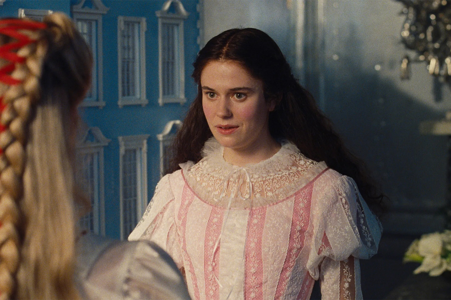 «Я постаралась по-настоящему побыть внутри этой истории и насладиться той версией Изабеллы, которую Феннел создала: она показалась мне невероятно смешной», — так Элисон Оливер описывает работу над фильмом. © Warner Bros.