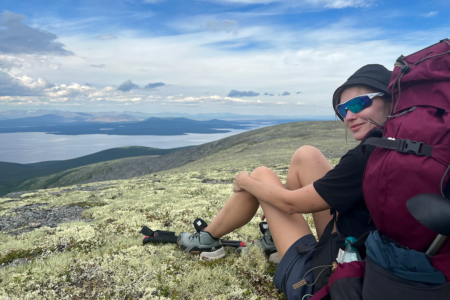 Сижу на ягеле на перевале Юмъекорр с видом на озеро Имандра