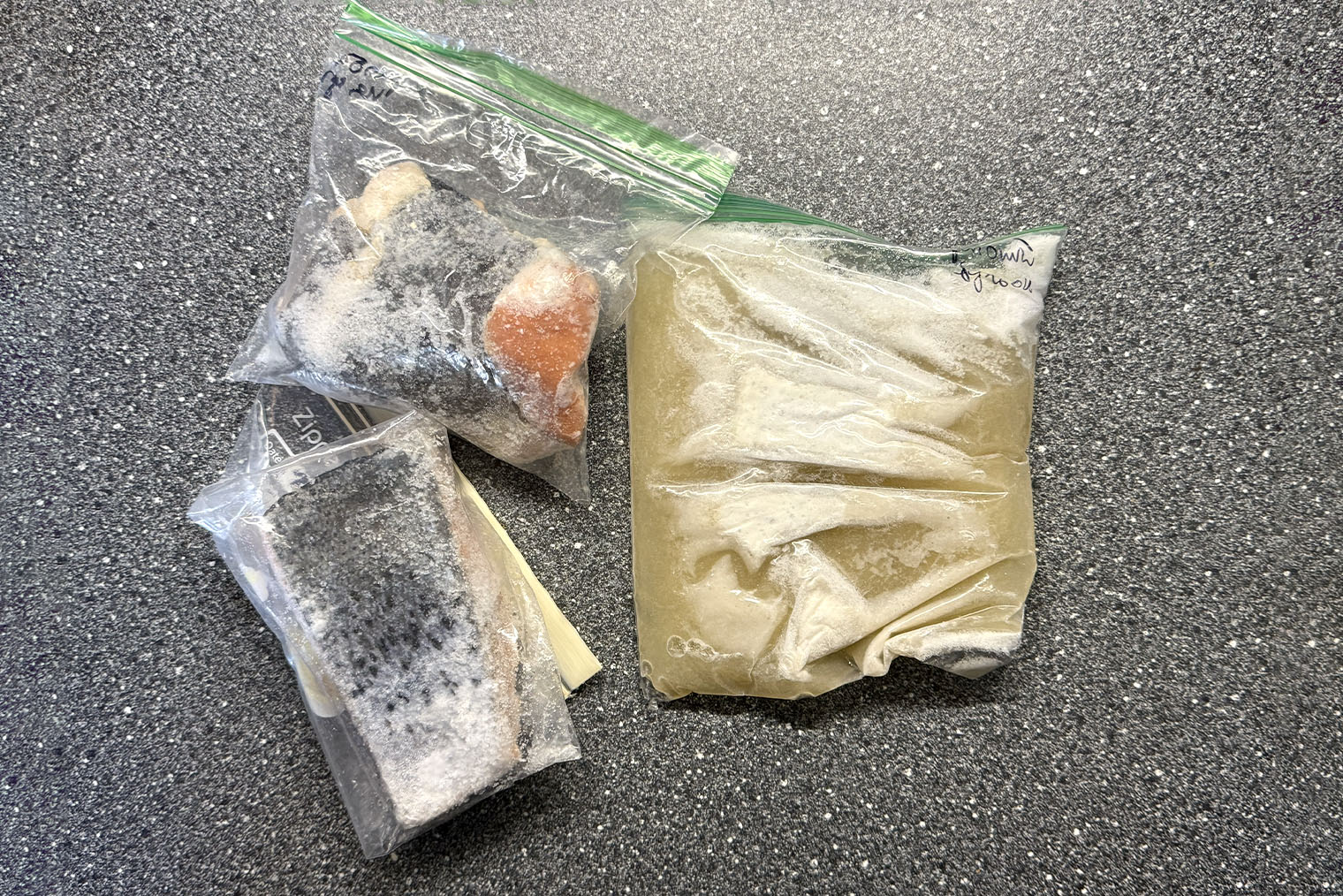 Раз в пару месяцев покупаю целую рыбу, разделываю ее на филе, а из головы и хвоста варю суп. В этот раз часть тушки и бульона осталась и пошла в заморозку