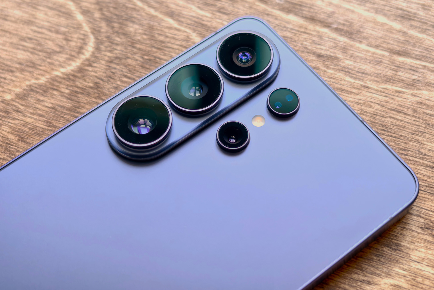 Небольшой подиум под тремя основными модулями — главное визуальное отличие модели 2026 года от трех предыдущих. Справа сверху расположены датчики автофокуса, а под ними — маленький телевик на 10 Мп