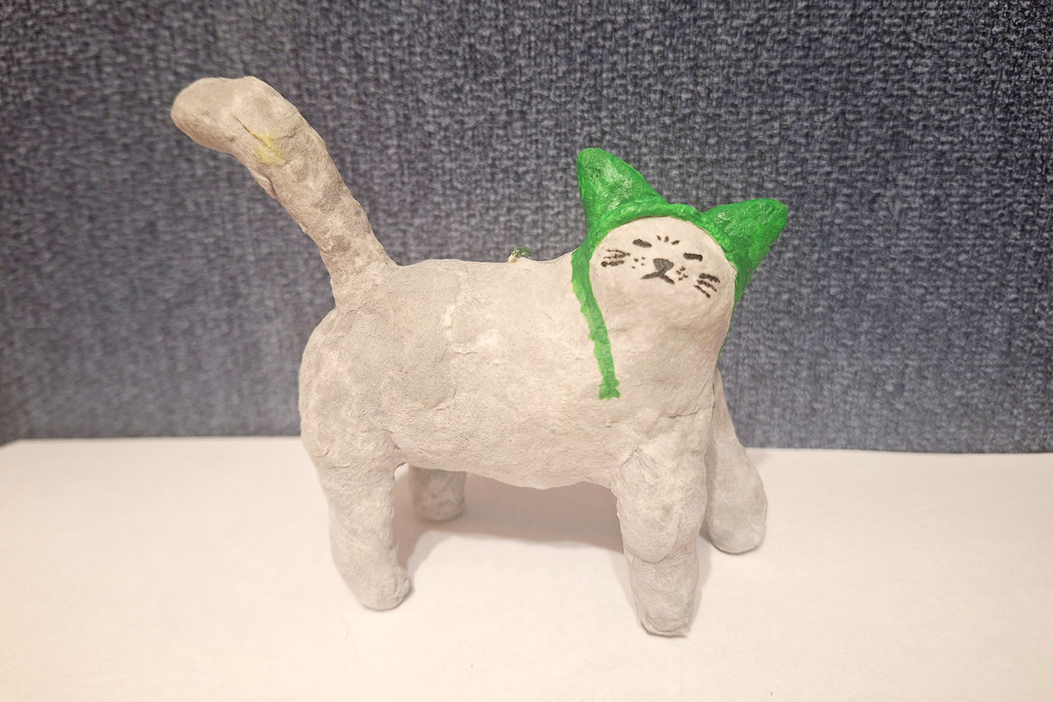 Первая игрушка — недовольный кот-качок в шапочке