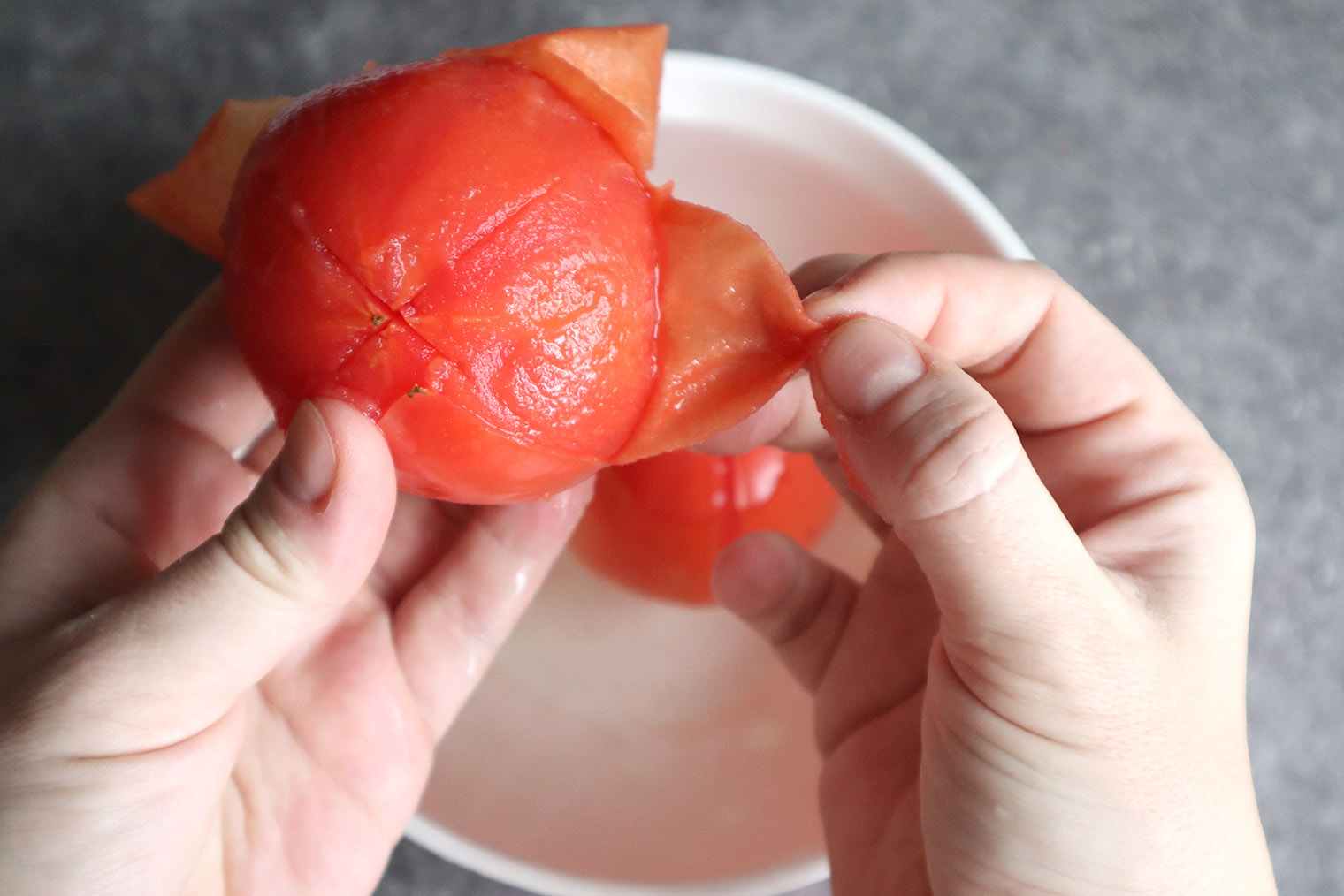 Шаг 4. Потяните за кожуру возле надрезов и очистите помидоры. Очищенные овощи можно добавить в омлет, салат или использовать для соуса
