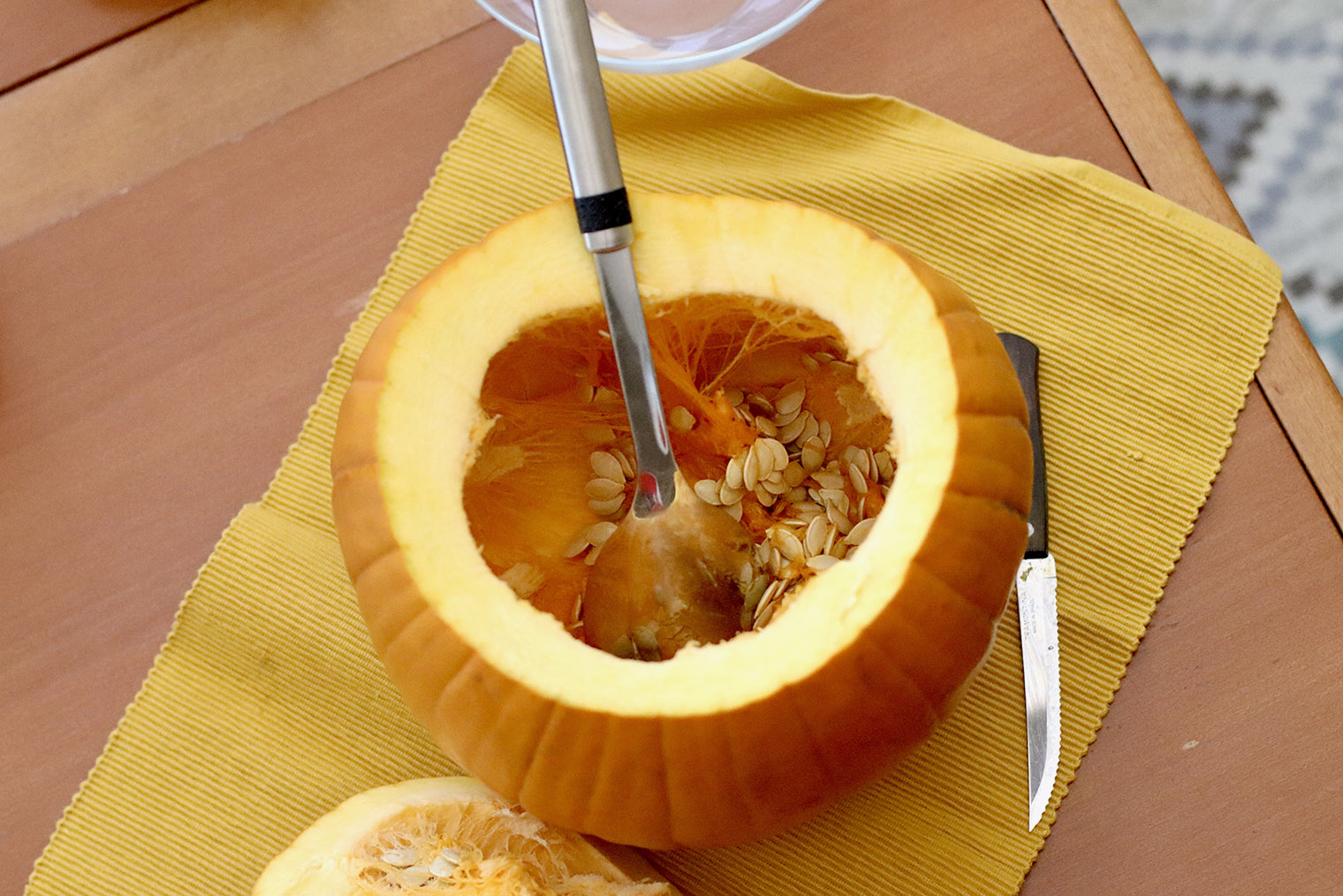 Чтобы удалить косточки, я воспользовалась большой металлический лопаткой