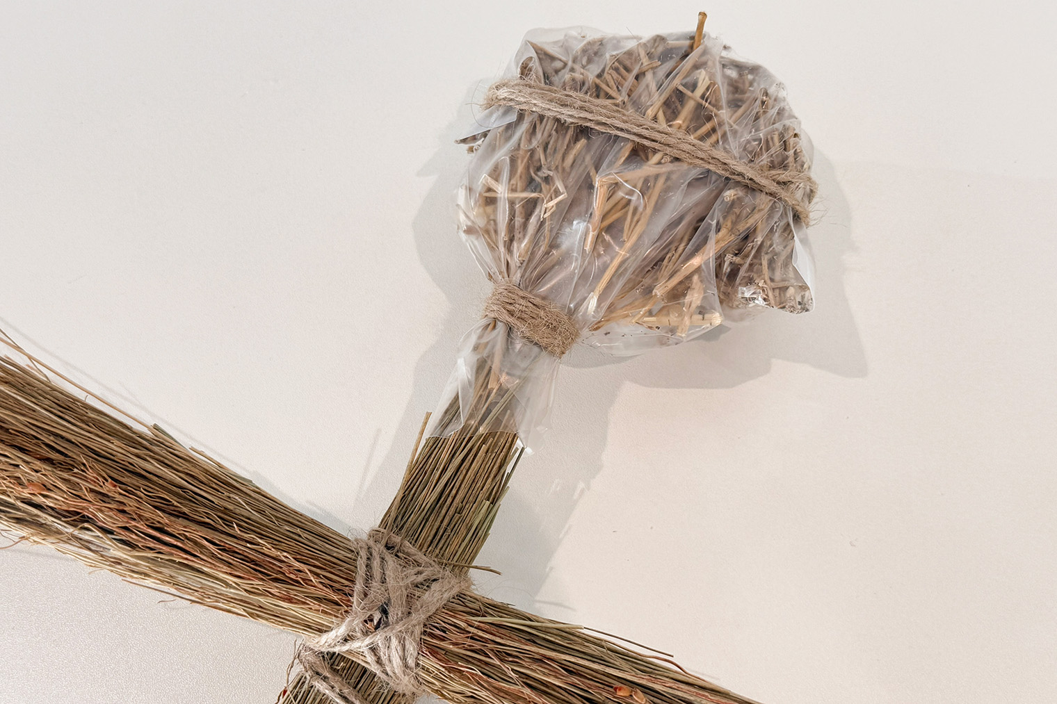 Сделал голову из пленки и сена