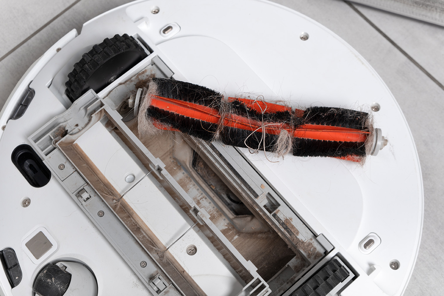 Плотный слой волос со временем портит резиновые лепестки турбощетки. © Marykor / Shutterstock / FOTODOM