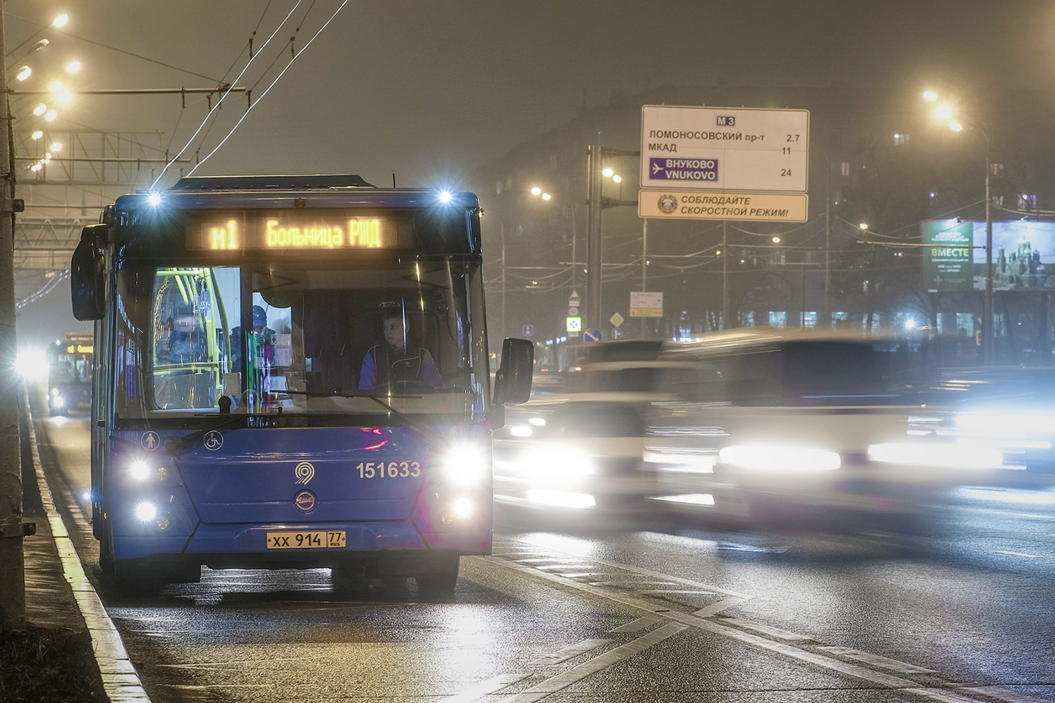 Ночью обычно нет пробок, поэтому автобус едет быстро. Фотография: Vereshchagin Dmitry / Shutterstock / FOTODOM