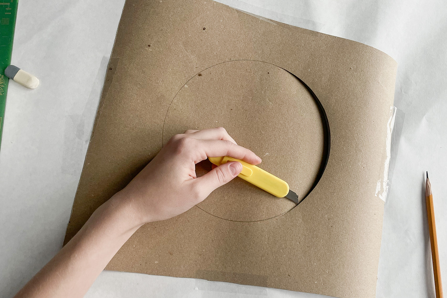 Вырезаем — ножницами или канцелярским ножом. Если берете нож, будьте аккуратны — не прорежьте стол