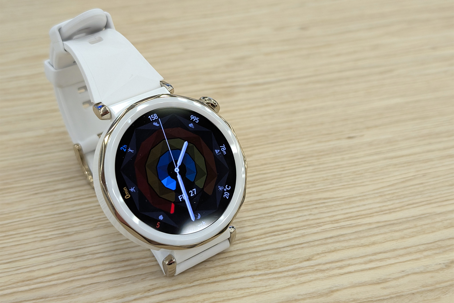 Huawei Watch GT5 Pro 41 мм из белоснежной керамики не царапаются и не желтеют со временем. Фотография: Никита Богуславский