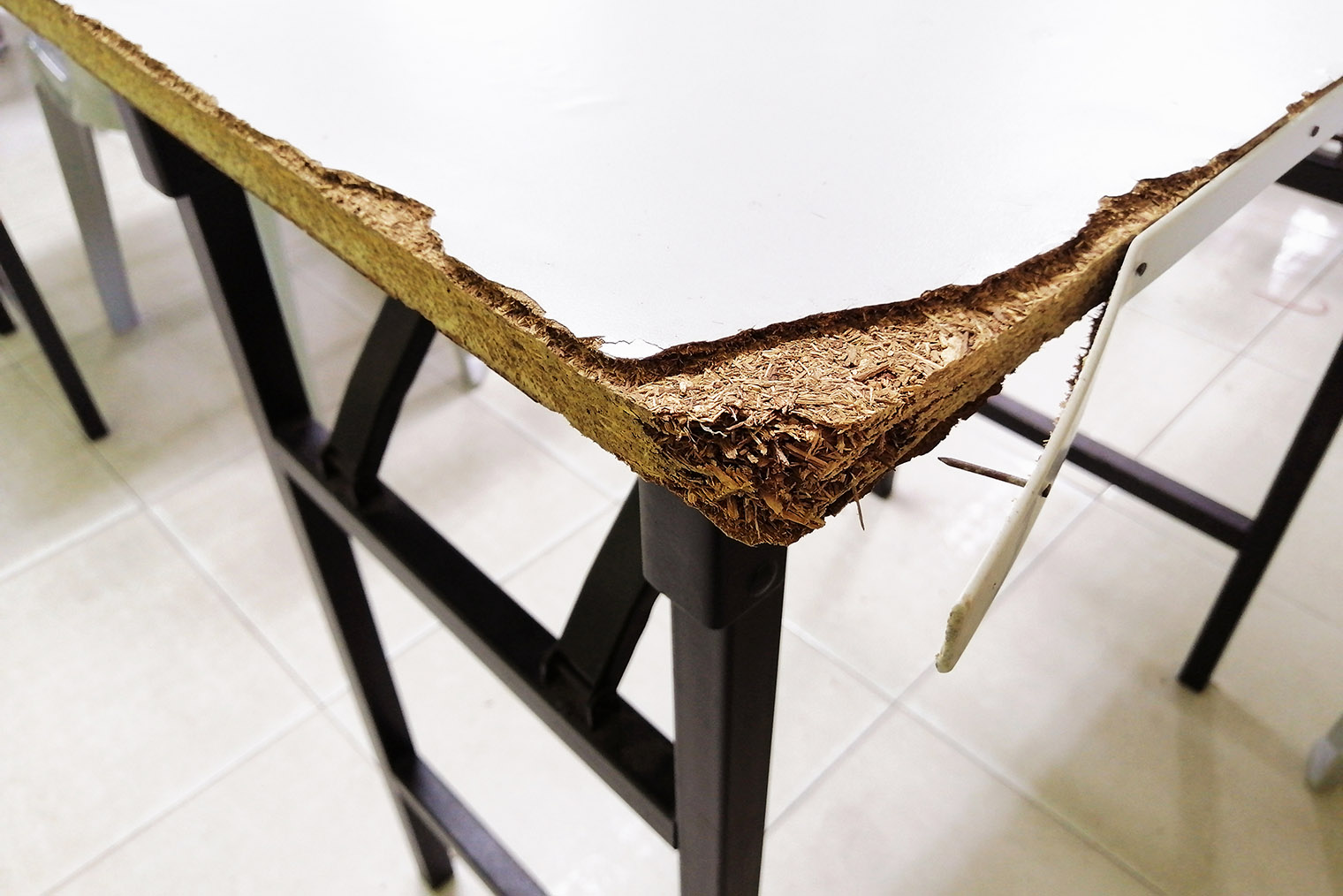 Мебель медленно впитывает влагу и разбухает. Фотография: Ayah Raushan / Shutterstock / FOTODOM