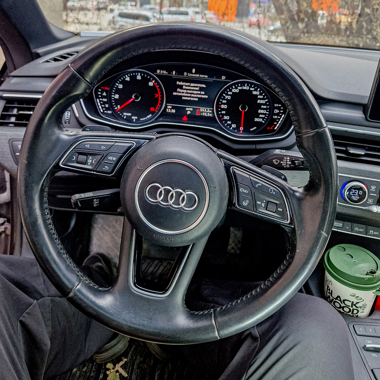 Если в подстаканнике стоит кружка, пользоваться полкой для смартфона неудобно