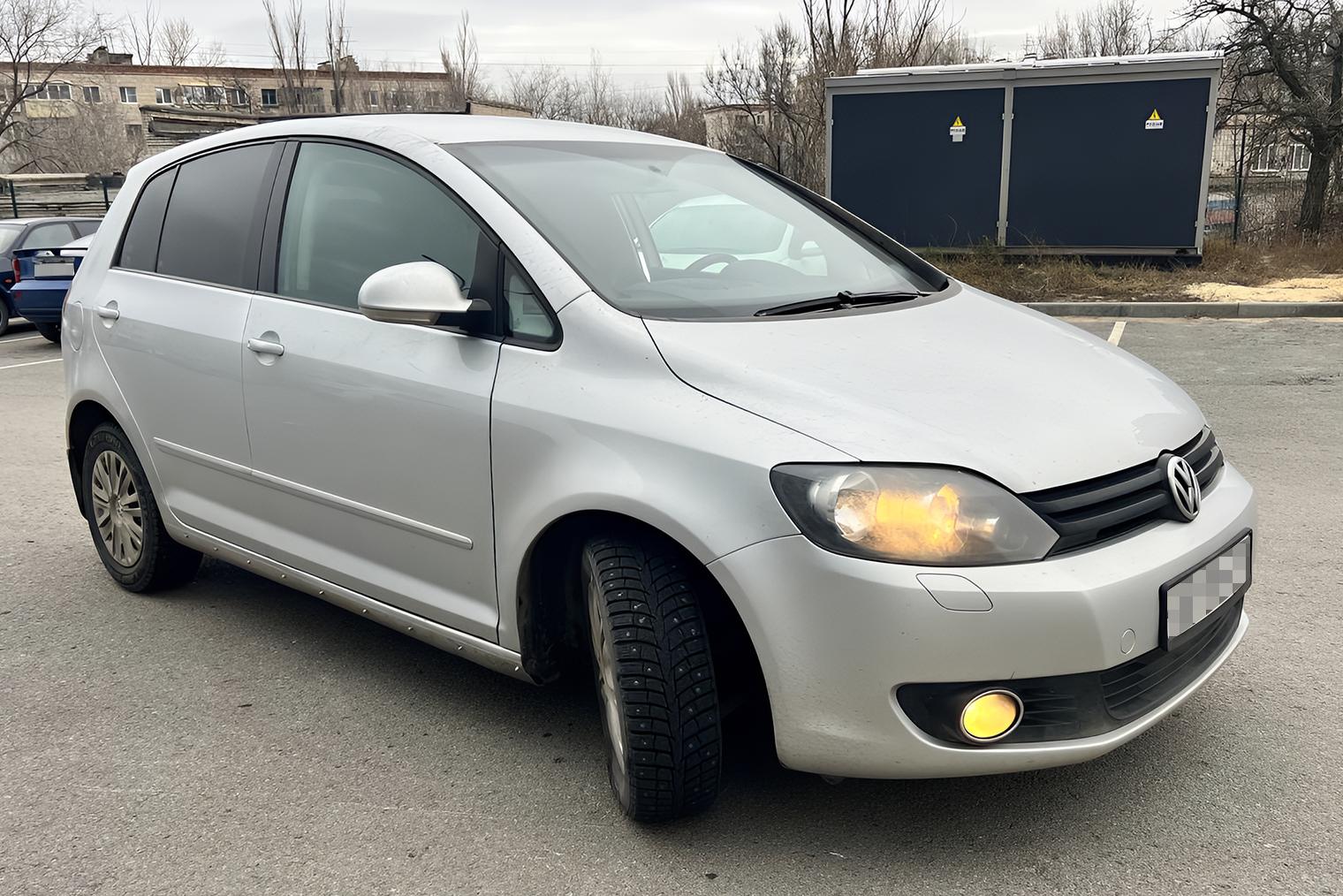 Volkswagen Golf Plus на парковке в Волгограде
