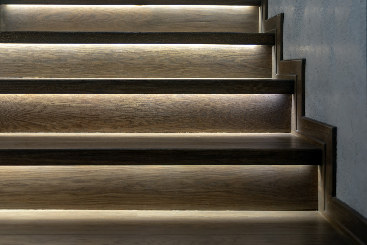Контурная подсветка лестницы функциональна и выглядит эффектно. Помимо ступеней светодиодную ленту часто располагают вдоль перил. Фотография: NikiON / Shutterstock / FOTODOM