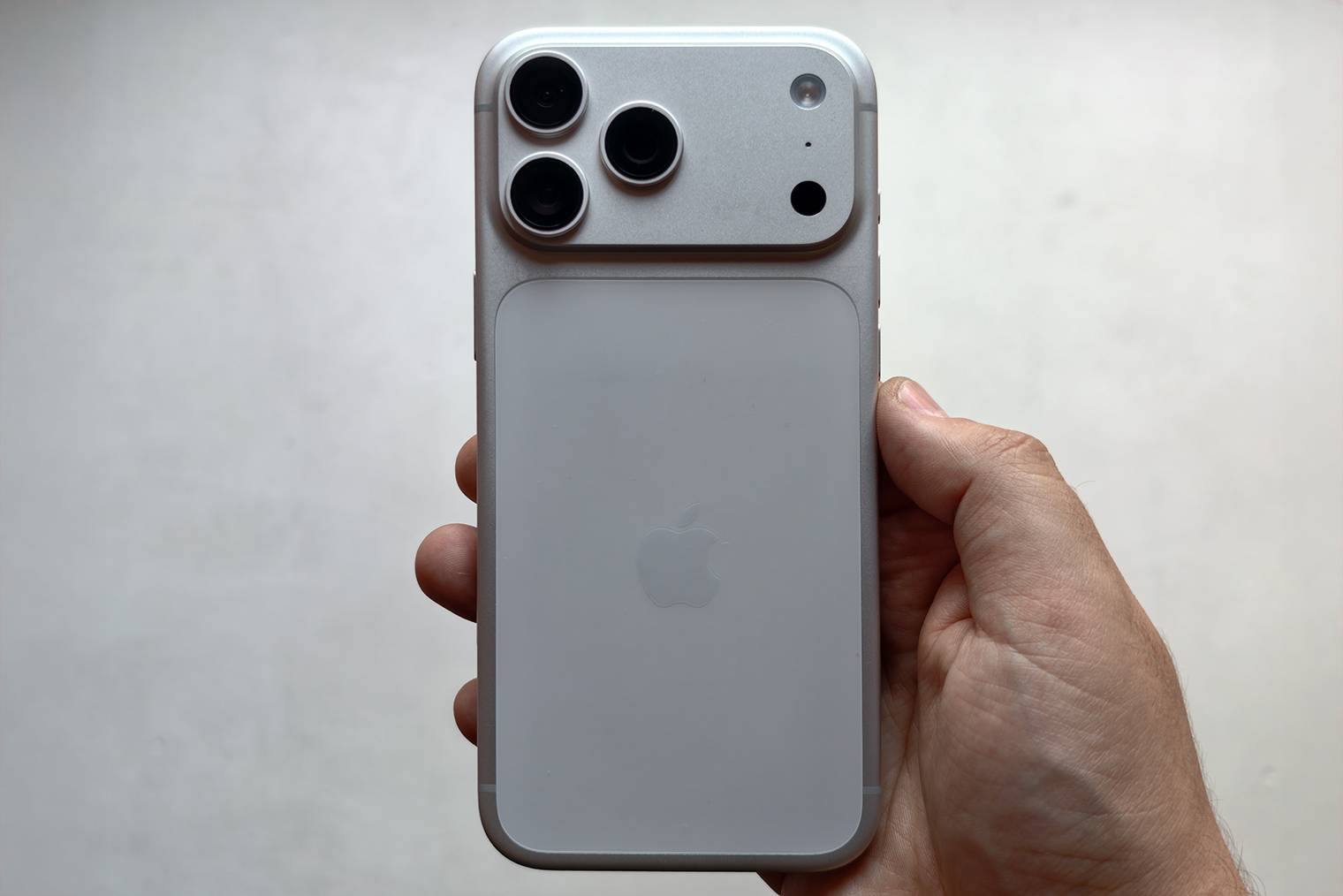 С тыльной стороны корпуса спутать iPhone 16 Pro и iPhone 17 Pro невозможно. На фото iPhone 17 Pro