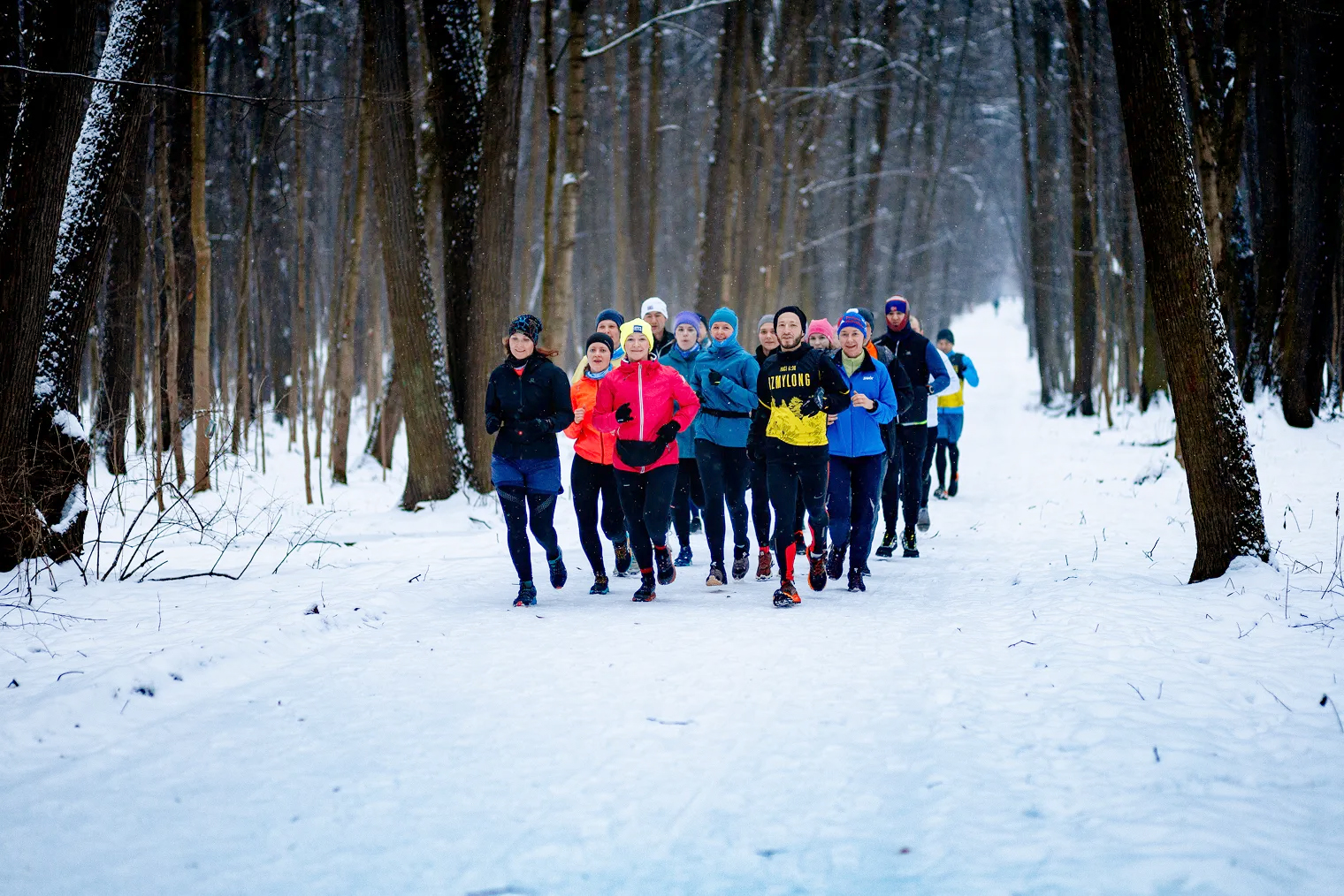 Зимой люди проводят на финише меньше времени. Многие сразу переодеваются и уходят. Или бегут до дома, если живут рядом. Организаторам тоже сложнее из-за холода
