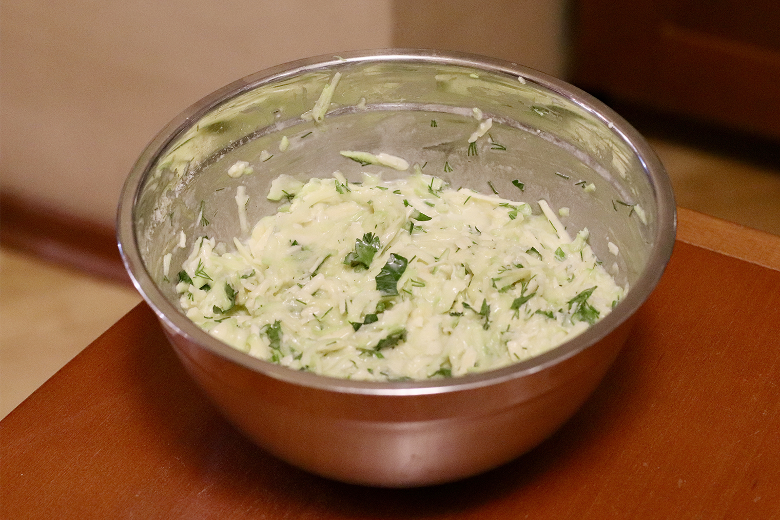 Если смесь кажется слишком водянистой, добавьте еще 1 ст. л. муки