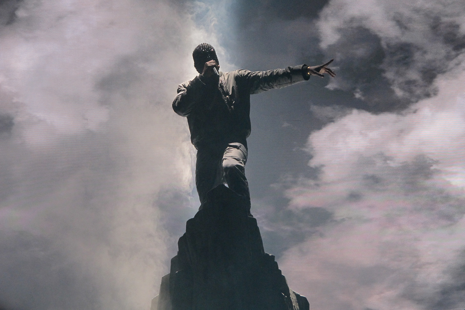 Даже в альбоме Yeezus наряду с деконструкцией образа и критикой индустрии, которая возвышает звезд до «божественного» статуса, полно уморительных строчек вроде «Во французском ресторане. Несите скорее мои круассаны. Я бог». © Peter Hutchins / Wikimedia Commons