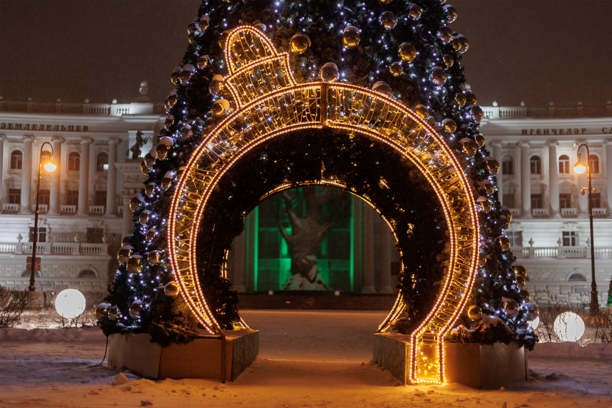 Местные жители называют ее «елка с дыркой». Но она не пользуется большой популярностью из-за соседства с Кремлем, где проходит основная новогодняя программа