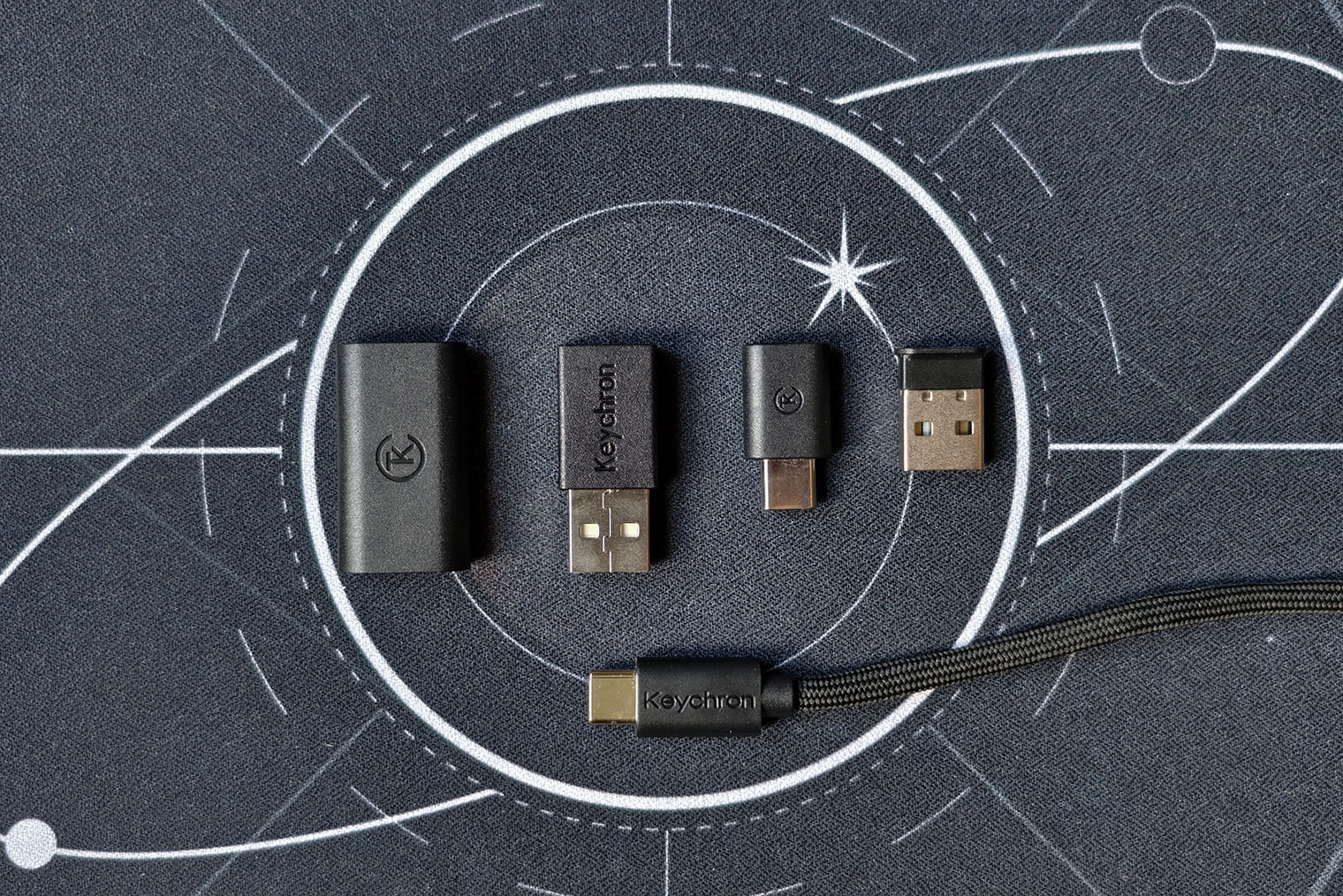 Аксессуары из комплекта: кабель в мягкой тканевой оплетке, входной переходник USB-A на USB-C, выходной переходник с USB-A на USB-C, два радиодонгла с разными разъемами