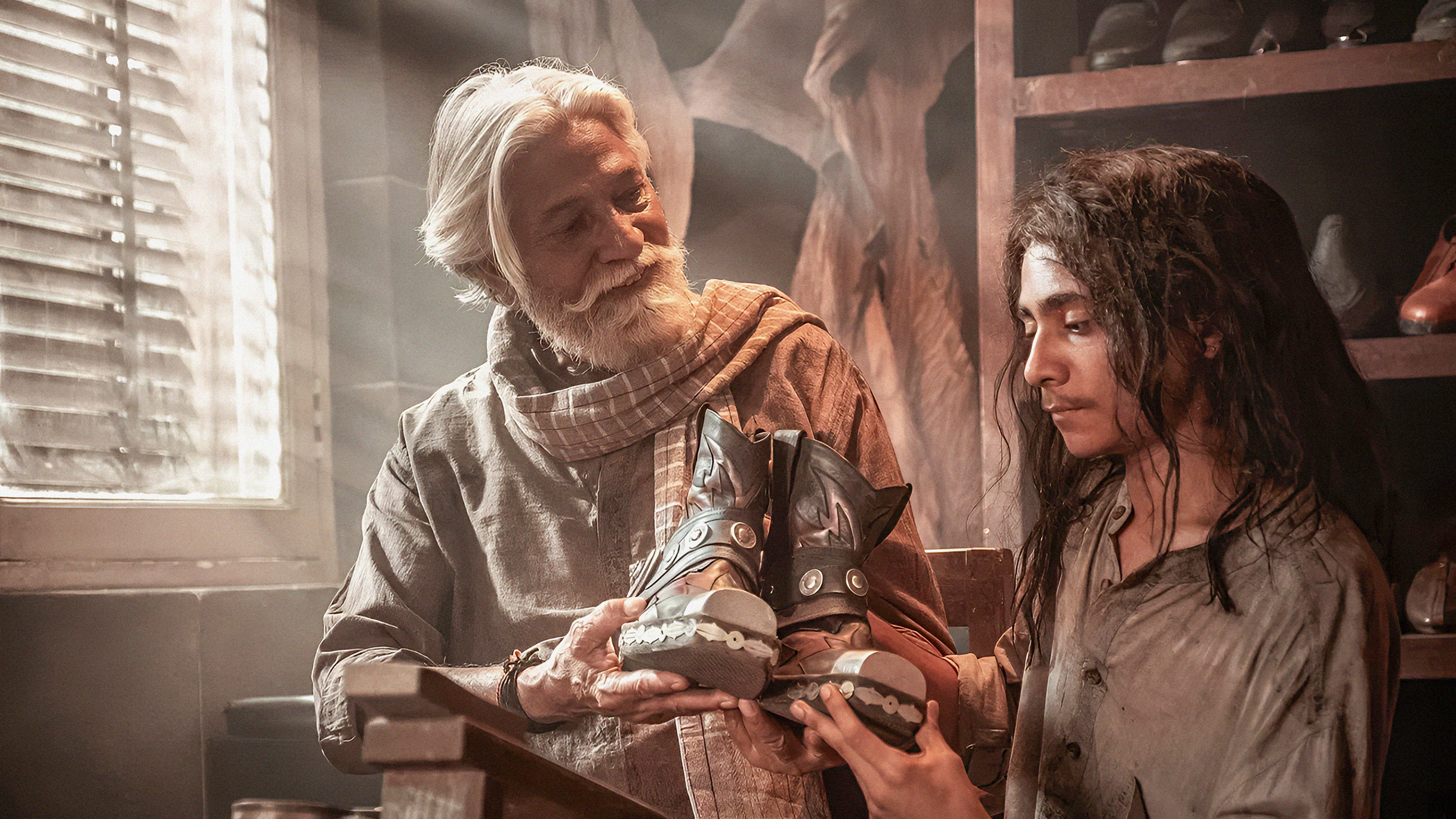 Смущает и то, что часть актеров перекрашивали в более темный оттенок кожи. Немного проблематично