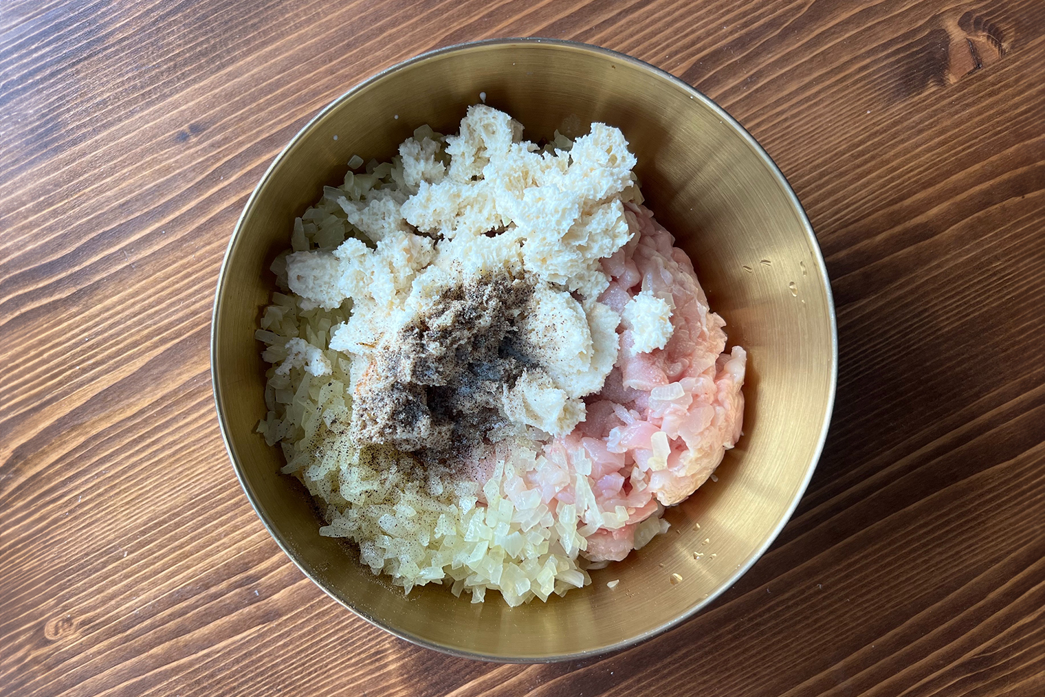 Лучше перемешивать фарш руками — так он будет однороднее