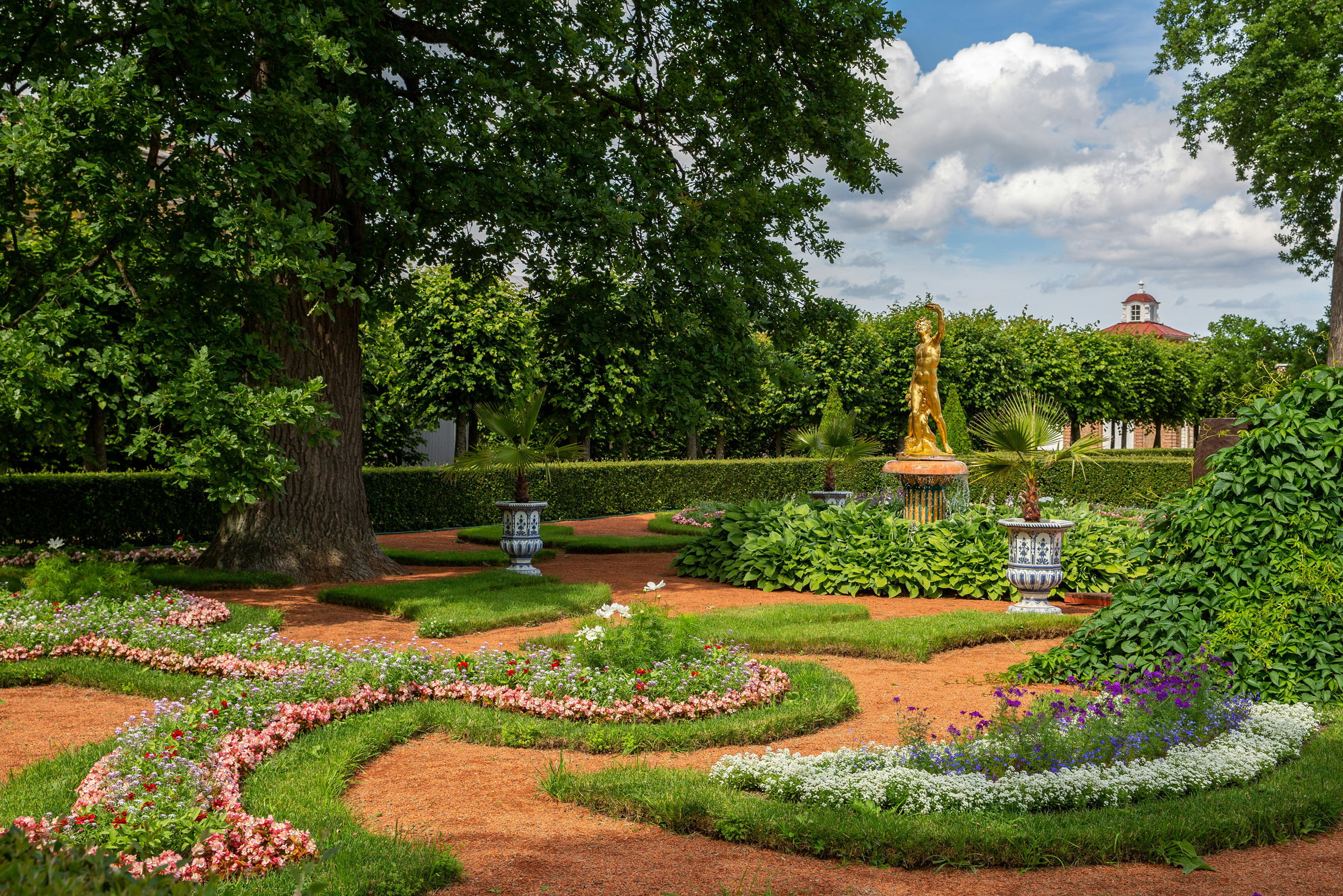 Строение парка в Петергофе повторяет идеи Версаля: та же осевая линия и симметрия, похожее цветочное оформление и использование вазонов для тропических деревьев. Фотография: Sergey Mind / Unsplash