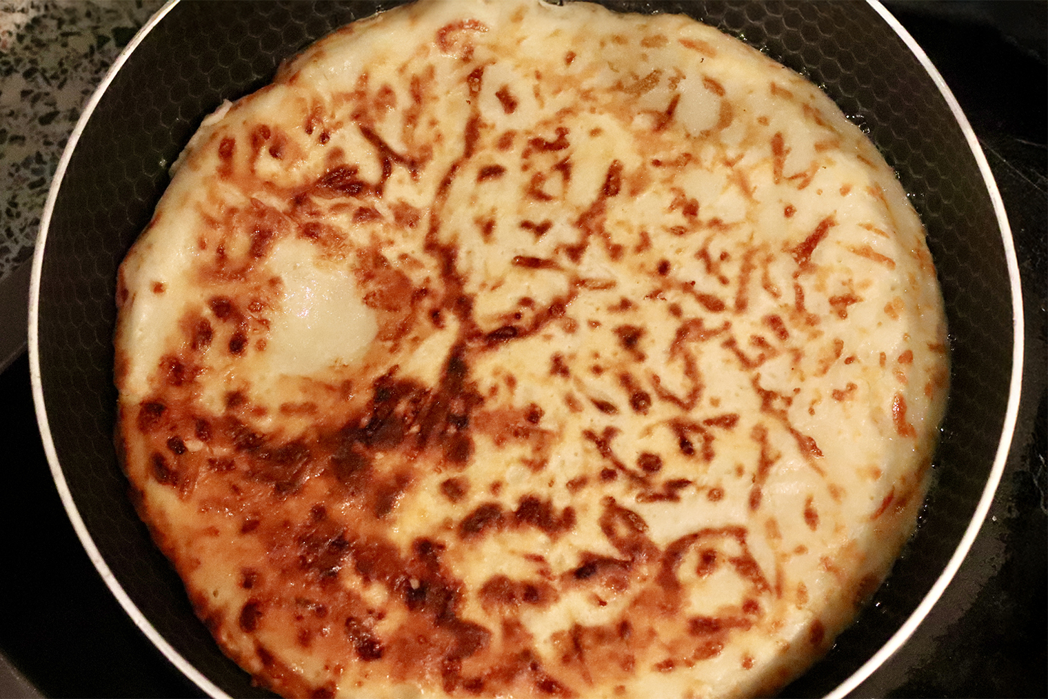 Шаг 4. Накройте хачапури крышкой и готовьте 7—10 минут до золотистости. Переверните и жарьте под крышкой еще 5—7 минут